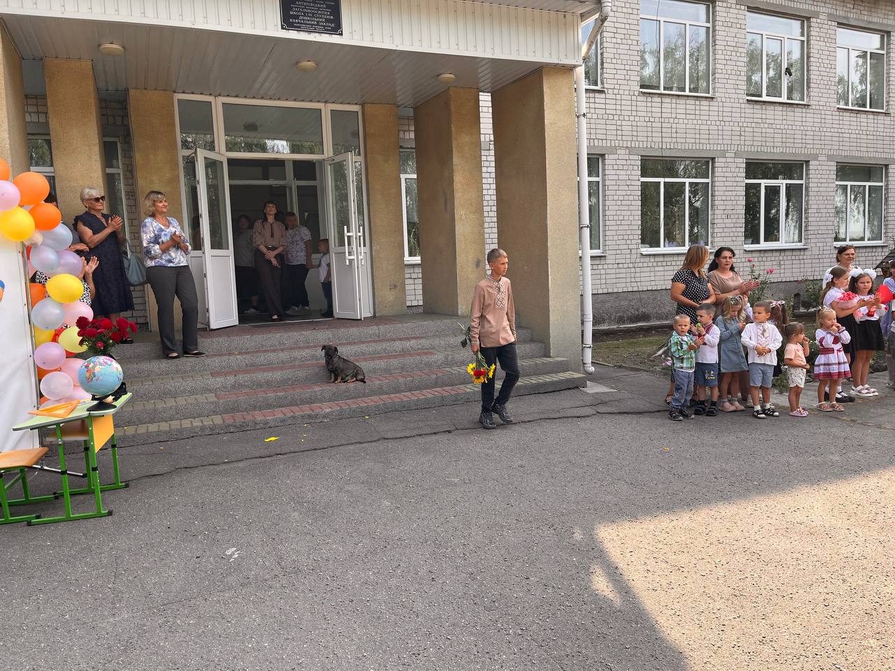 Свято Першого дзвоника біля входу до Антипівської гімназії